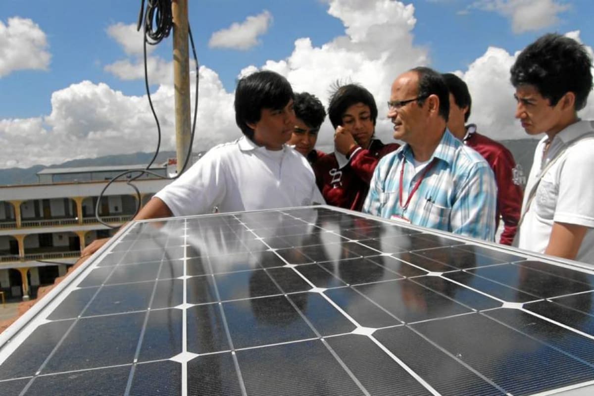 Este es el panel solar instalado por los alumnos del Instituto Tecnológico Salesiano ‘Eloy Valenzuela’, de Bucaramanga. Este módulo, que aprovecha la energía de la radiación solar, es utilizado para iluminar los salones del Taller de Electricidad de ese plantel. (Foto de VANGUARDIA)