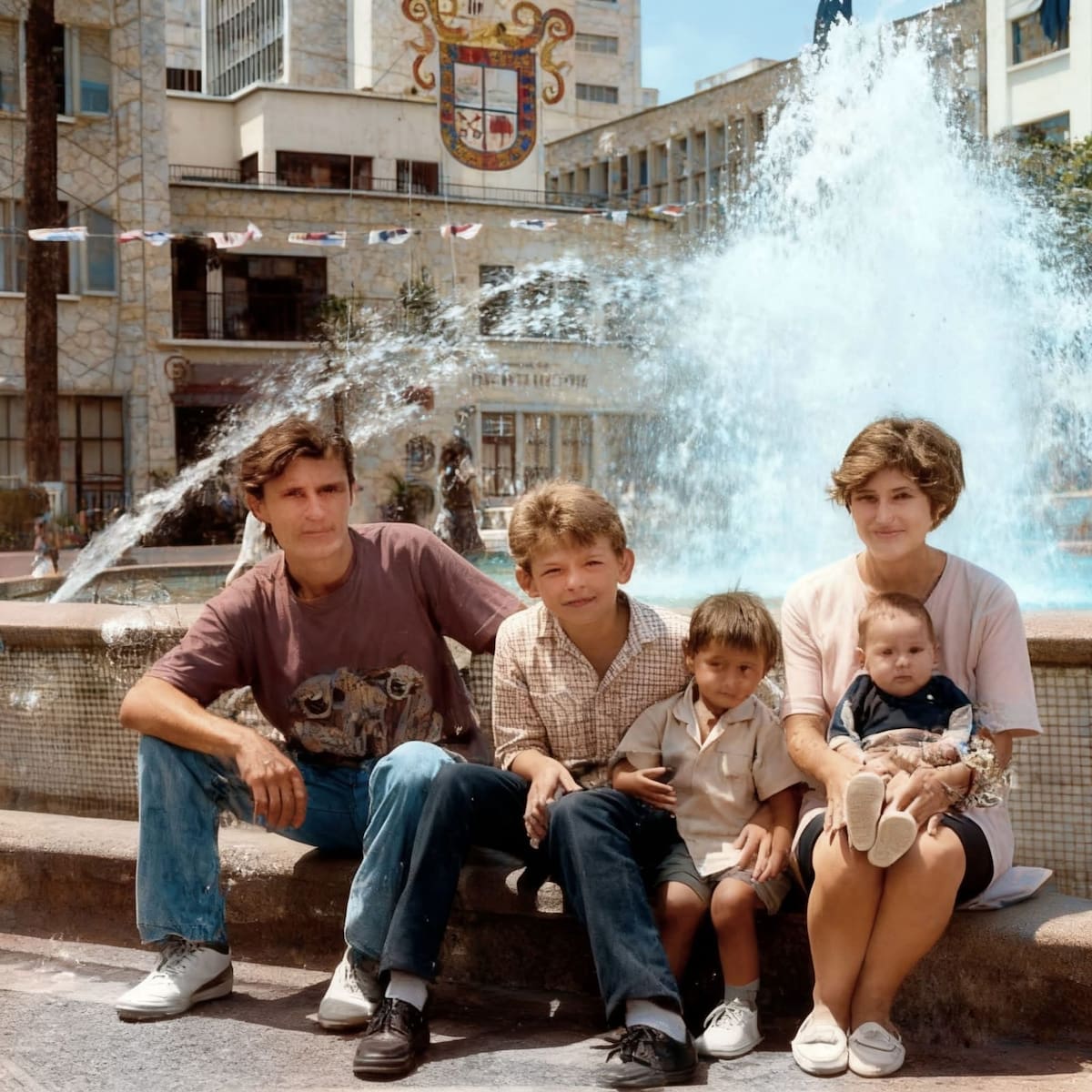 Las familias posaban en la pileta de agua. (Foto archivo/VANGUARDIA)