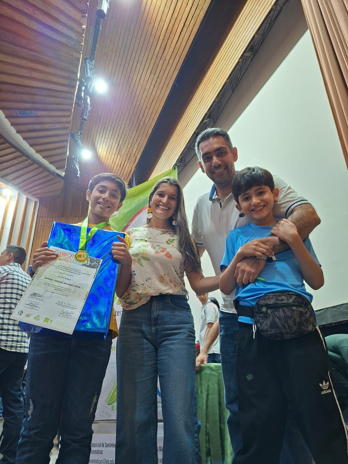 En este registro aparece el campeón, Samuel Andrés Álvarez Vega junto a su familia: Carlos Fernando Álvarez Calvete, padre; Hellen Elizabeth Vega Navarro, madre; y su hermano, Juan Andrés Álvarez Vega, también estudiante del Colegio La Salle.