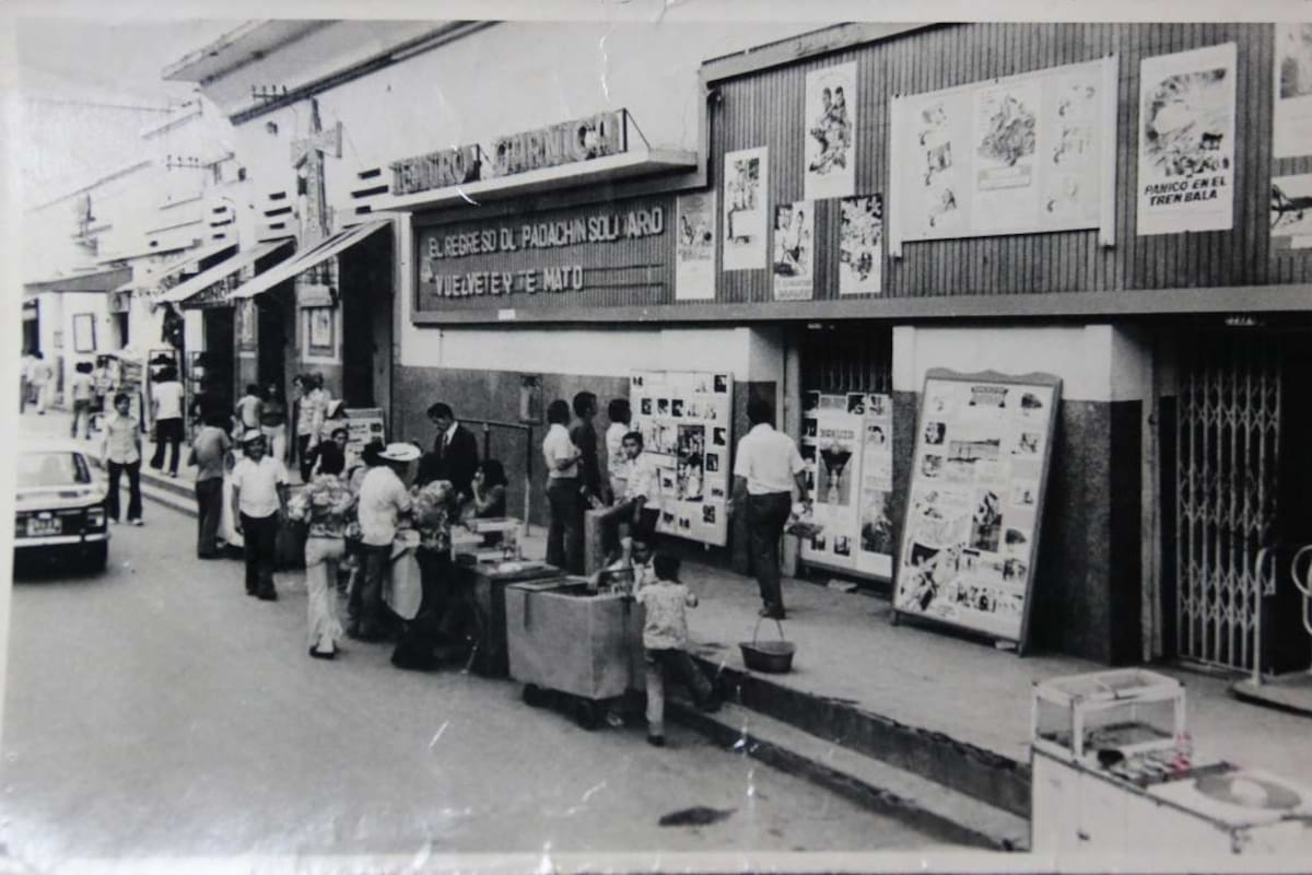 Foto antigua del Teatro Garnica, captada en una función de domingo, en los años 70. (Foto de los archivos de VANGUARDIA)