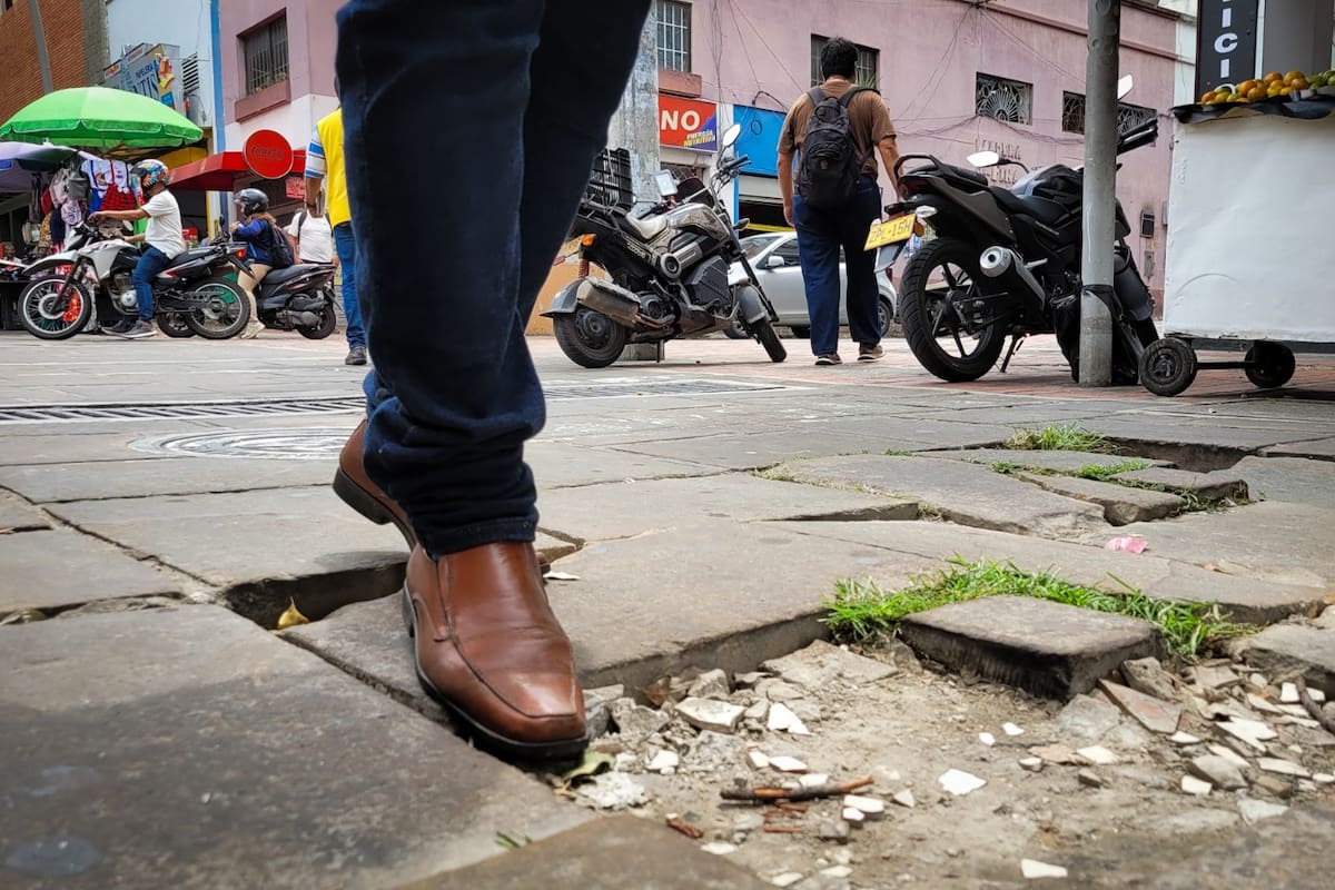 Peligro a cada paso: la calle también puede ser una trampa. Este registro gráfico fue captado en el Paseo del Comercio, a la altura de la carrera 14. (Foto: Franz Rey / VANGUARDIA)