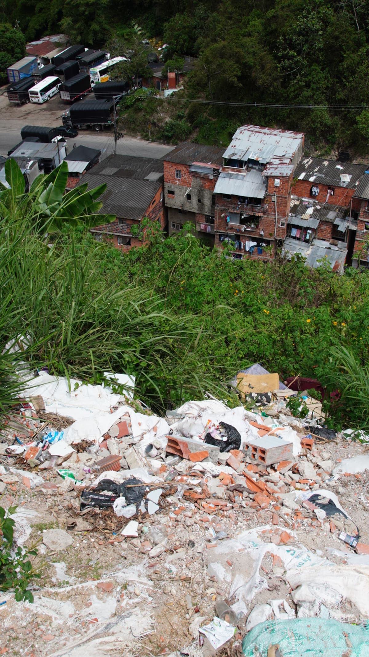 Personas inescrupulosas arrojan residuos de construcción y todo tipo de desechos sobre las laderas del barrio Morrorrico, tal y como lo evidencia este registro gráfico. (Foto: Marco Valencia / VANGUARDIA)