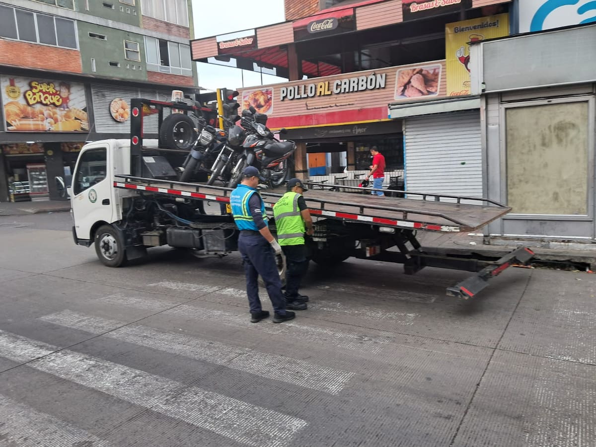Tránsito intensifica operativos en la carrera 15 para mejorar la movilidad. (Foto: Euclides Kilô Ardila / VANGUARDIA)
