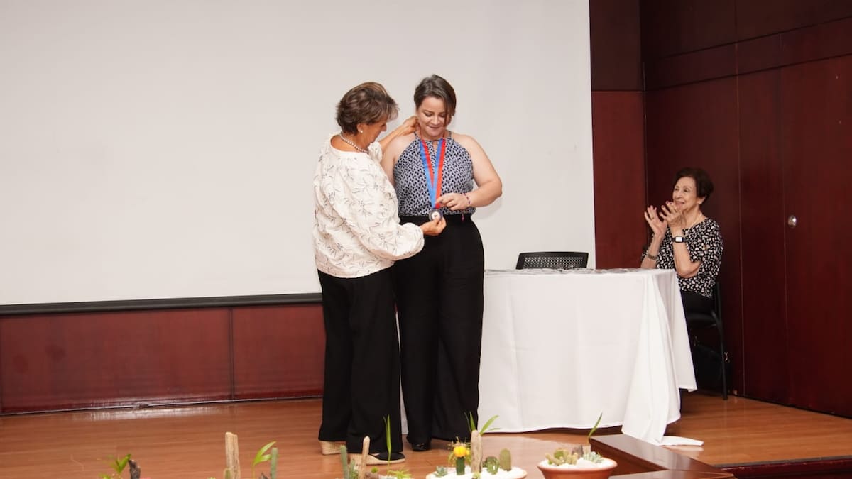 Yheili Licet Arenas Fonseca recibió ayer la condecoración de Mujer del Año, en una sobria ceremonia, celebrada en la Cámara del Comercio de Bucaramanga. La distinción la otorgó María Adela Pulido de Remolia, presidenta de Woman's Club de Bucaramanga(Foto: Marco Valencia / VANGUARDIA)