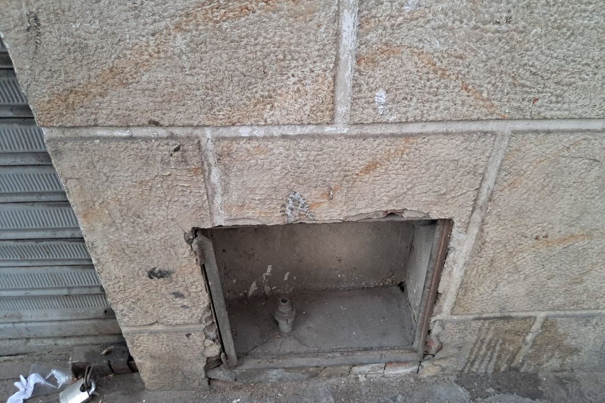Barrio Bolívar: Denuncian que se están robando las rejas que protegen las redes del gas y de otros servicios públicos.