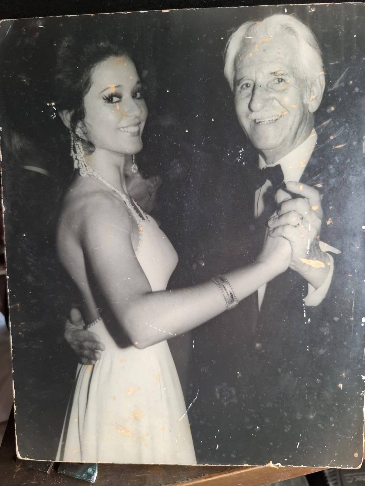Ella Cecilia Escandón Palacios, Señorita Colombia 1973-1974, al lado del fundador de esta casa periodística, Alejando Galvis Galvis. (q.e.p.d.)