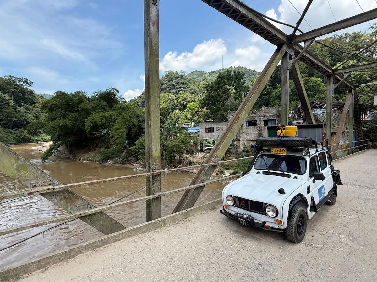 Así transformaron un Renault 4 en una máquina ambiental para recorrer Colombia.