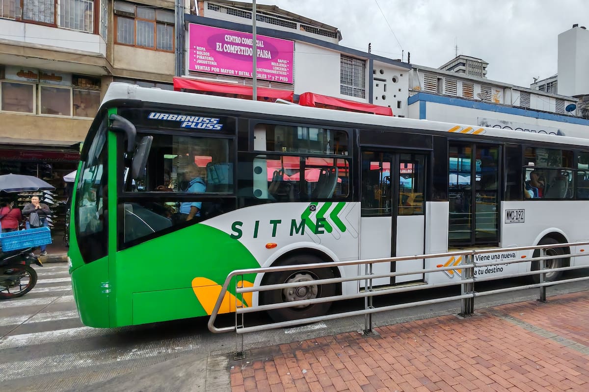 Los buses del SITME. (Foto: Marco Valencia / VANGUARDIA)