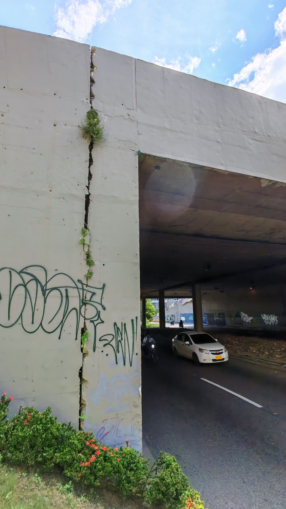 La grieta atraviesa todo el puente. Por eso, solicitan evaluación estructural del puente peatonal frente a Neomundo por deterioro visible. (Foto: Marco Valencia / VANGUARDIA)