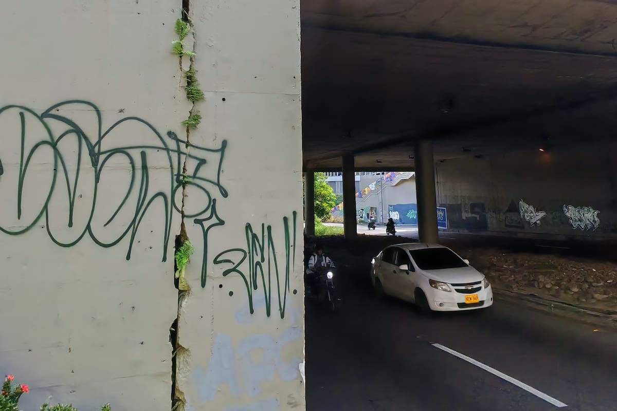 La grieta atraviesa todo el puente. Por eso, solicitan evaluación estructural del puente peatonal frente a Neomundo por deterioro visible. (Foto: Marco Valencia / VANGUARDIA)