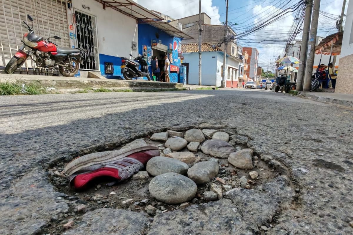 El pavimento de la carrera 8, entre las calles 37 y 42, del barrio Alfonso López, se encuentra en pésimo estado. (Foto: Marco Valencia / VANGUARDIA)