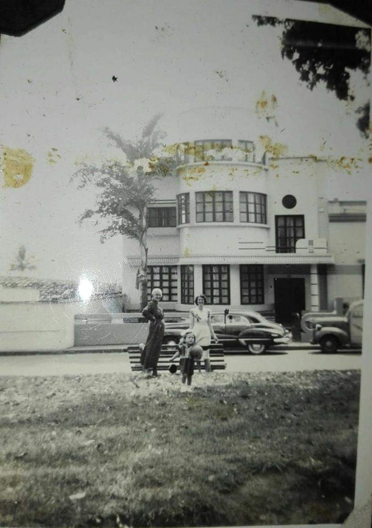 Histórica fotografía del ayer, captada en el parque Bolívar: al frente se encuentra la casa de la familia Martínez-Villalba, en donde hoy funciona el Colombo Americano de Bucaramanga. (Archivo/VANGUARDIA)