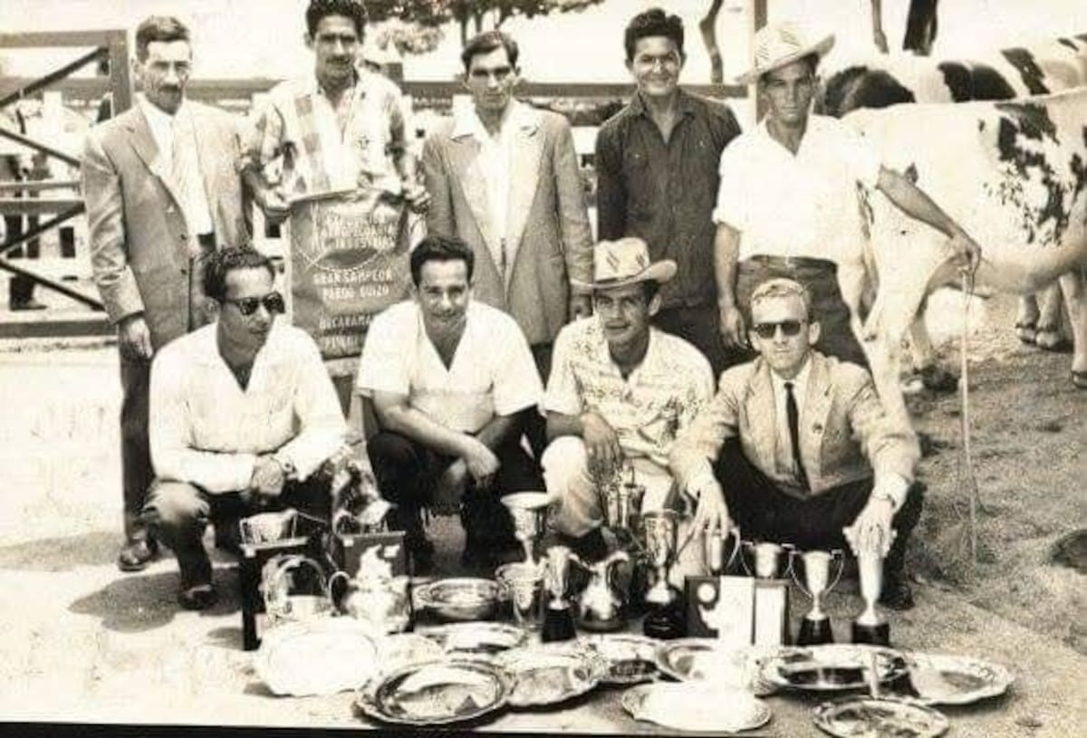 Los ganaderos del ayer, al lado de los trofeos que obtenían por tener las mejores razas de exhibición. (Archivo/VANGUARDIA)