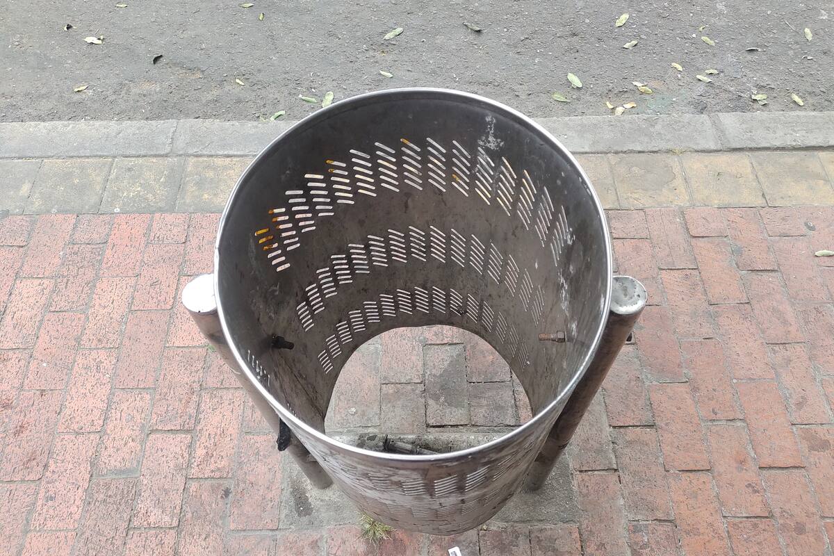La cesta de basura de la calle 36, entre carreras 12 y 13, fue vandalizada. (Foto: Euclides Kilô Ardila / VANGUARDIA)