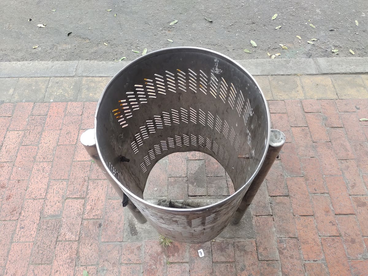 La cesta de basura de la calle 36 fue vandalizada.