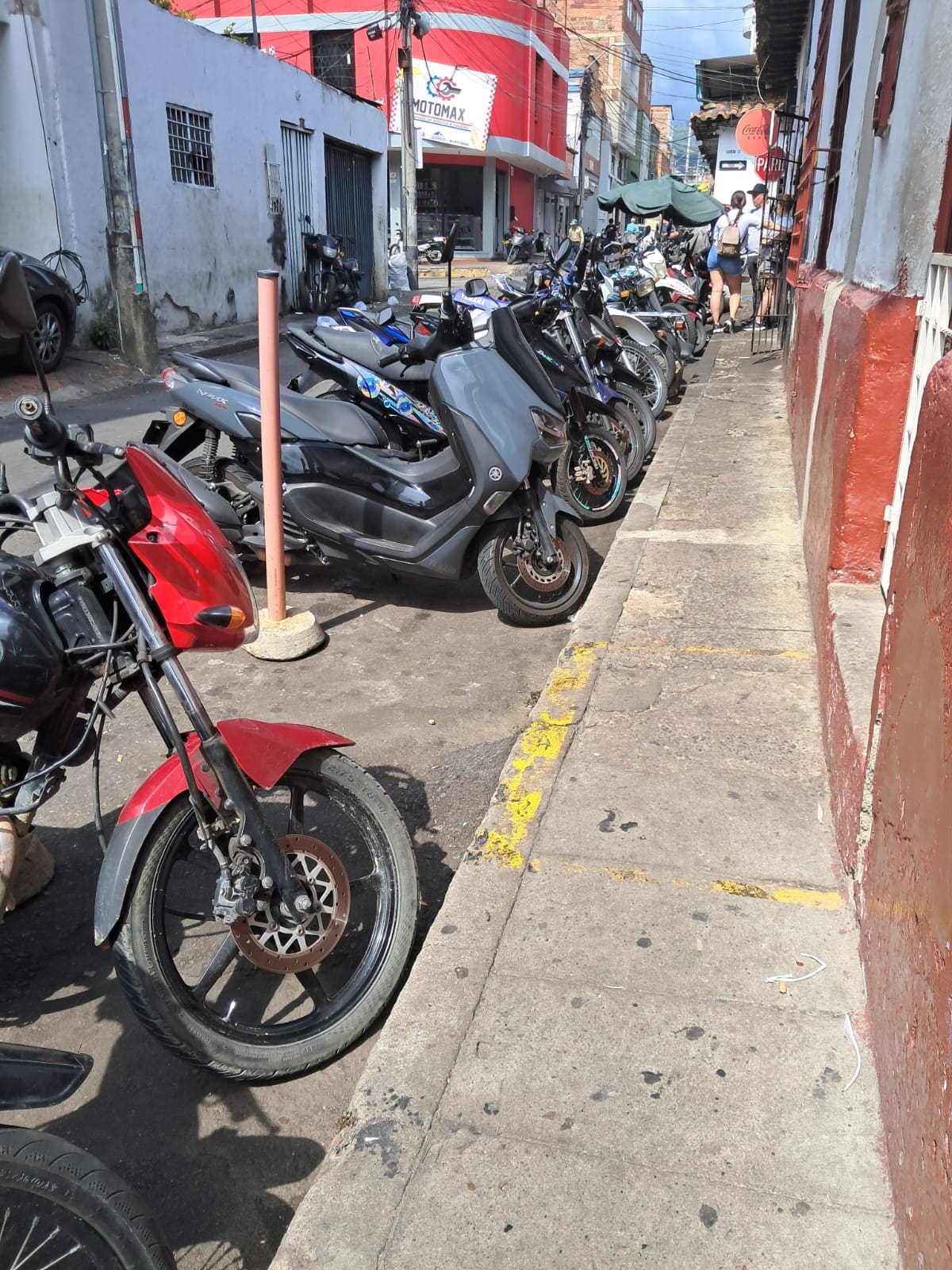 ¿Vía pública o parqueadero? (Foto suministrada / VANGUARDIA)