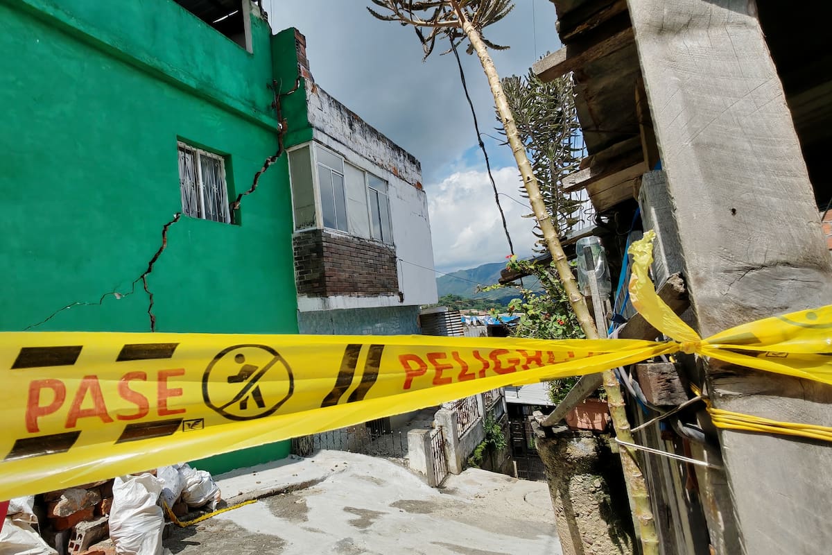 Toda una cuadra fue cerrada para evitar una tragedia mayor en el barrio Kennedy. (Foto: Marco Valencia / VANGUARDIA)