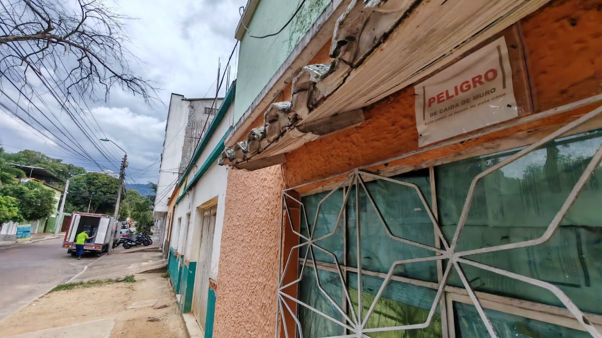 Las fachadas de algunas casas abandonadas están por colapsar. (Foto: Marco Valencia / VANGUARDIA)
