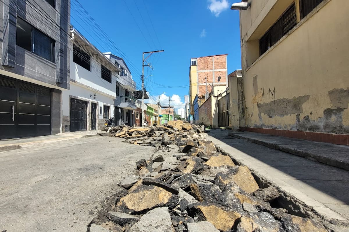 Comenzaron los trabajos de resello del pavimento en el barrio Alfonso López, de Bucaramanga. (Foto: Franz Rey / VANGUARDIA)