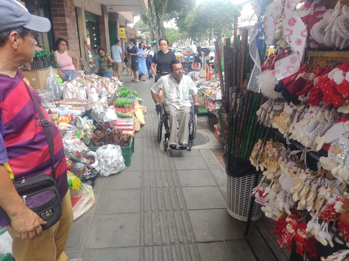 Las ventas ambulantes también son obstáculos para las personas que se deben movilizar en sillas de ruedas. (Foto: Euclides Kilô Ardila / VANGUARDIA)