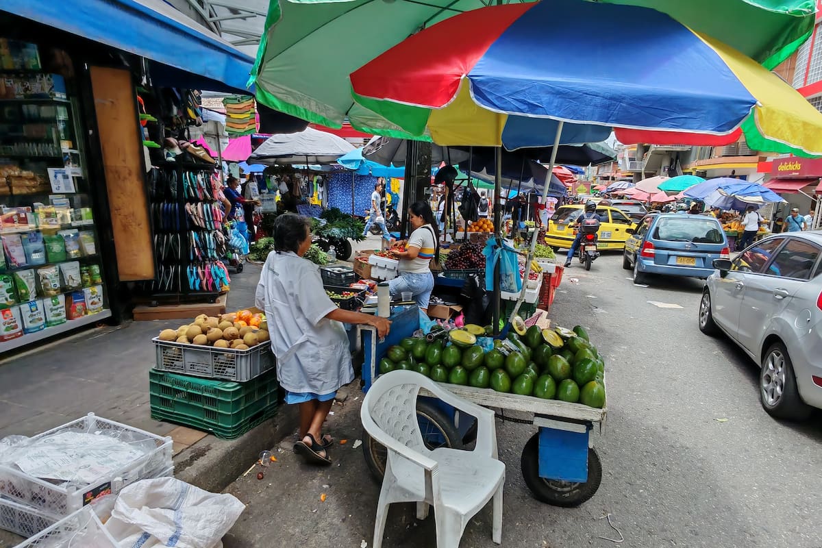 Las ventas ambulantes no solo han usurpado las aceras, también han invadido las calles en distintos puntos de Bucaramanga y del área metropolitana. (Foto: Marco Valencia / VANGUARDIA)