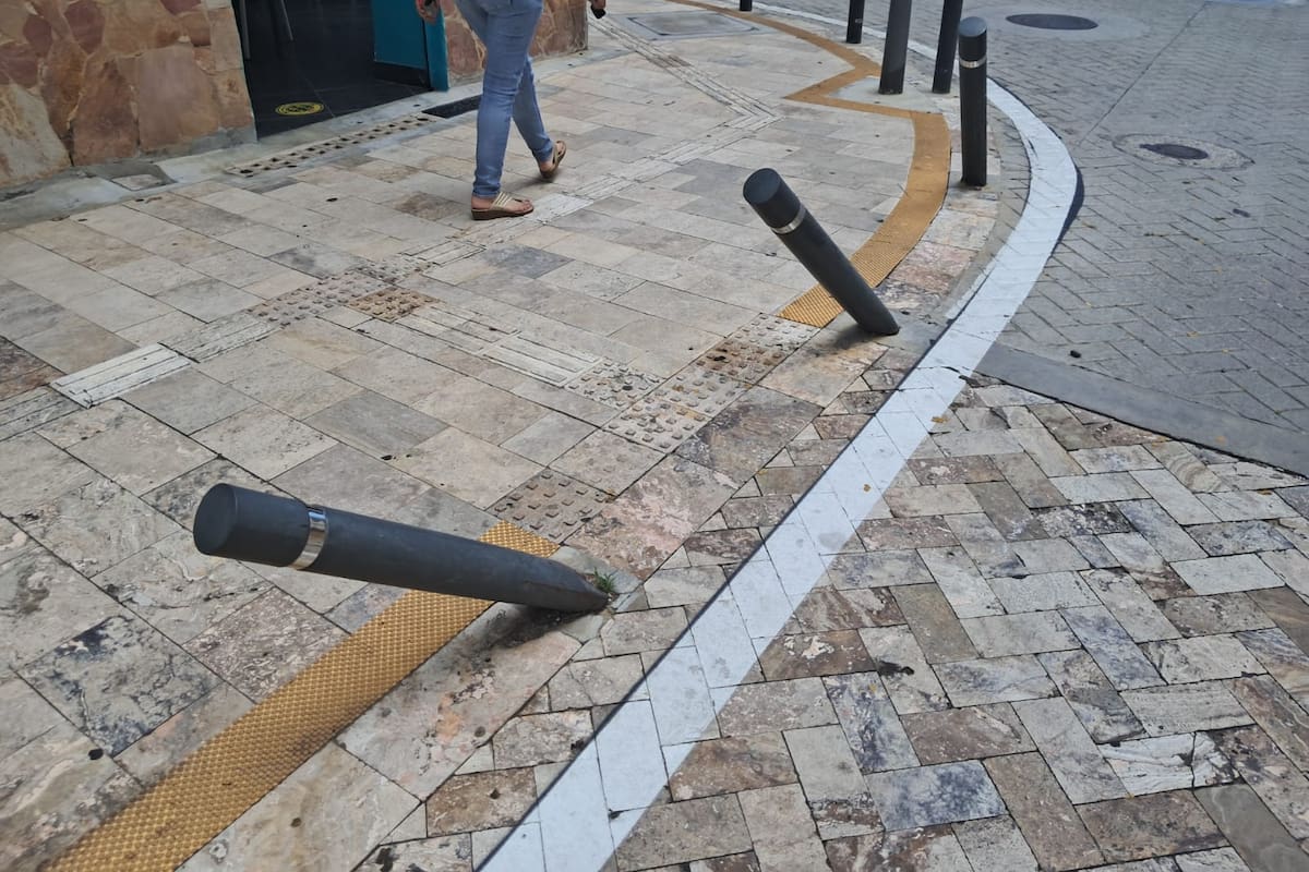 Daño de los bolardos de la calle 41 con carrera 10. (Foto suministrada/VANGUARDIA)