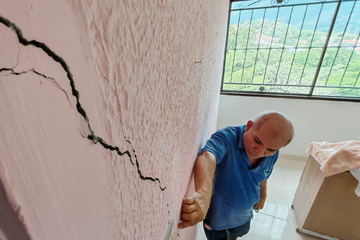 Vivir entre grietas: la emergencia silenciosa que sacude al barrio Kennedy. (Foto: Marco Valencia / VANGUARDIA)