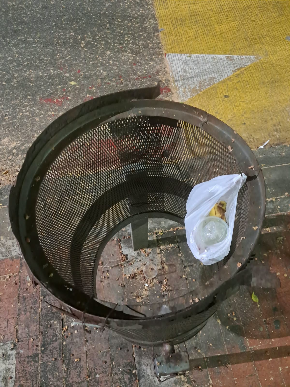 Cesta de basura, en mal estado. (Foto suministrada / VANGUARDIA)