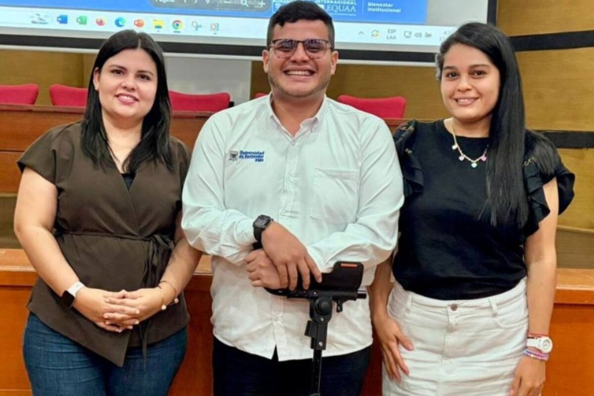 Aquí aparecen Jesús Gonzalo García Bernal, asesor jurídico de DyVBG, y Yuly Katherin Duarte Velandia, psicóloga del equipo de DyVBG y profesora de la UDES, con el acompañamiento de Silvia Suescún Garcés, directora de Bienestar Institucional.