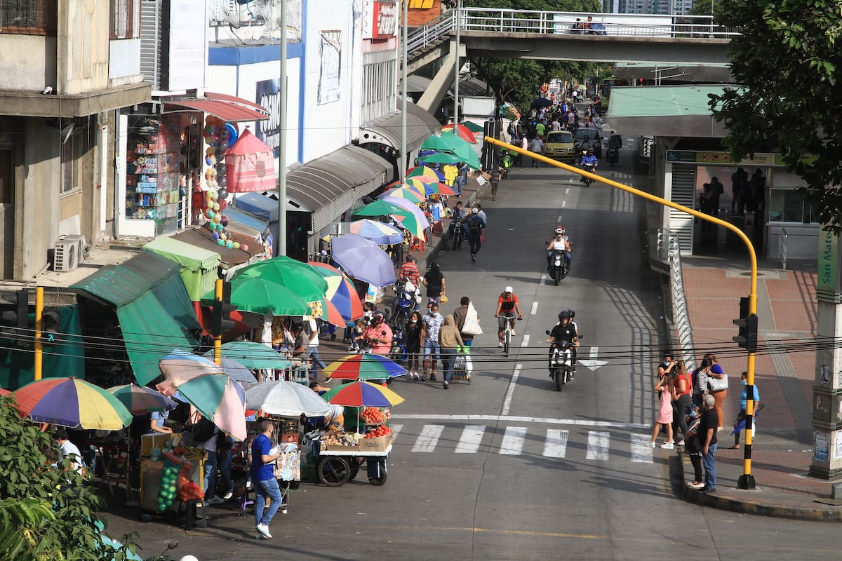 El crecimiento de la informalidad es evidente. La carrera 15 con calle 34, por citar solo un ejemplo, está invadida de ventas ambulantes. Ello afecta a la movilidad y al comercio formal. (Foto: Jaime Moreno / VANGUARDIA)