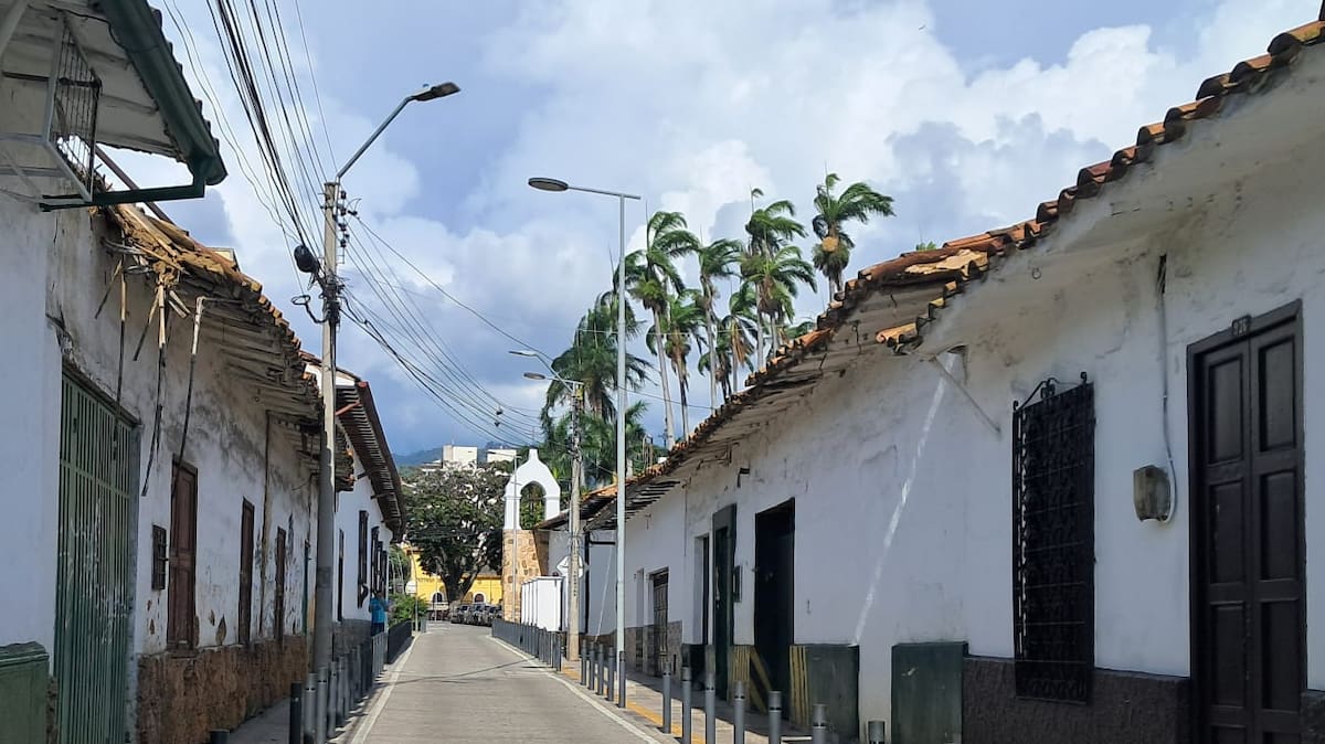 Entre las fotos del pasado y del presente, permanecen la capilla de Nuestra Señora de los Dolores, las palmas del García Rovira y la casona que hoy alberga la Casa del Libro Total. Son referencias que permiten reconocer el lugar, pero también comprender que la memoria urbana no depende de que todo permanezca intacto. (Foto: Euclides Kilô Ardila / VANGUARDIA)