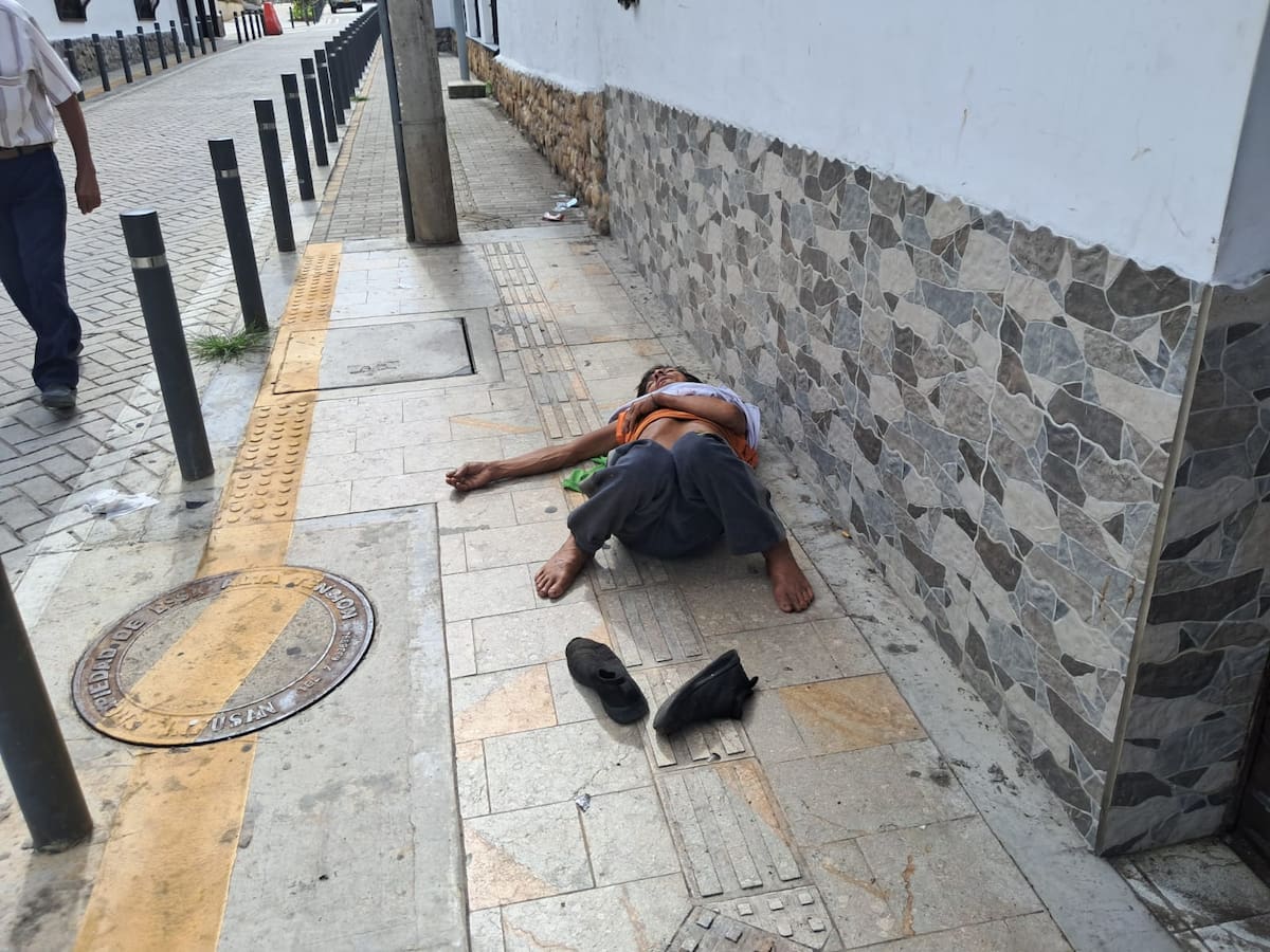 Calle 35, entre carreras 9 y 10: este registro gráfico, captado por nuestro lector Manuel Fernando Pinilla, deja ver este tramo peatonal y vehicular convertido en un improvisado dormitorio. (Foto suministrada / VANGUARDIA)