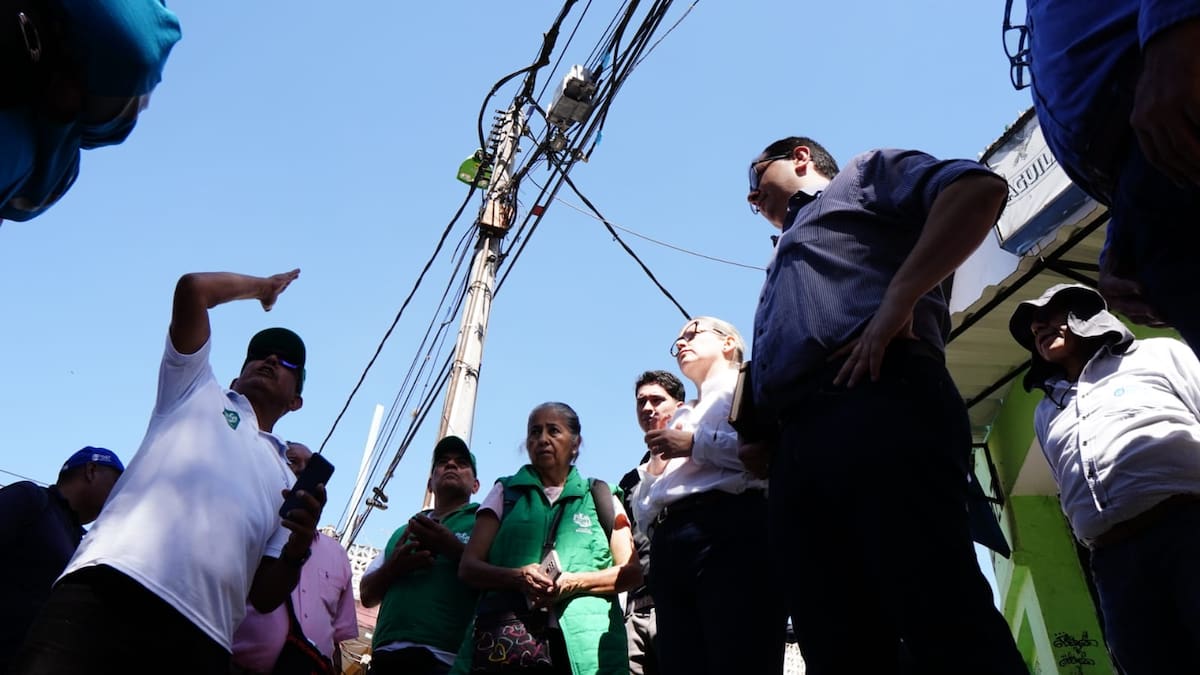 Visita oficial de las autoridades al barrio Campohermoso, de la Comuna 5 de Bucaramanga, para hacer el censo de los cables sueltos. (Foto: Marco Valencia / VANGUARDIA)