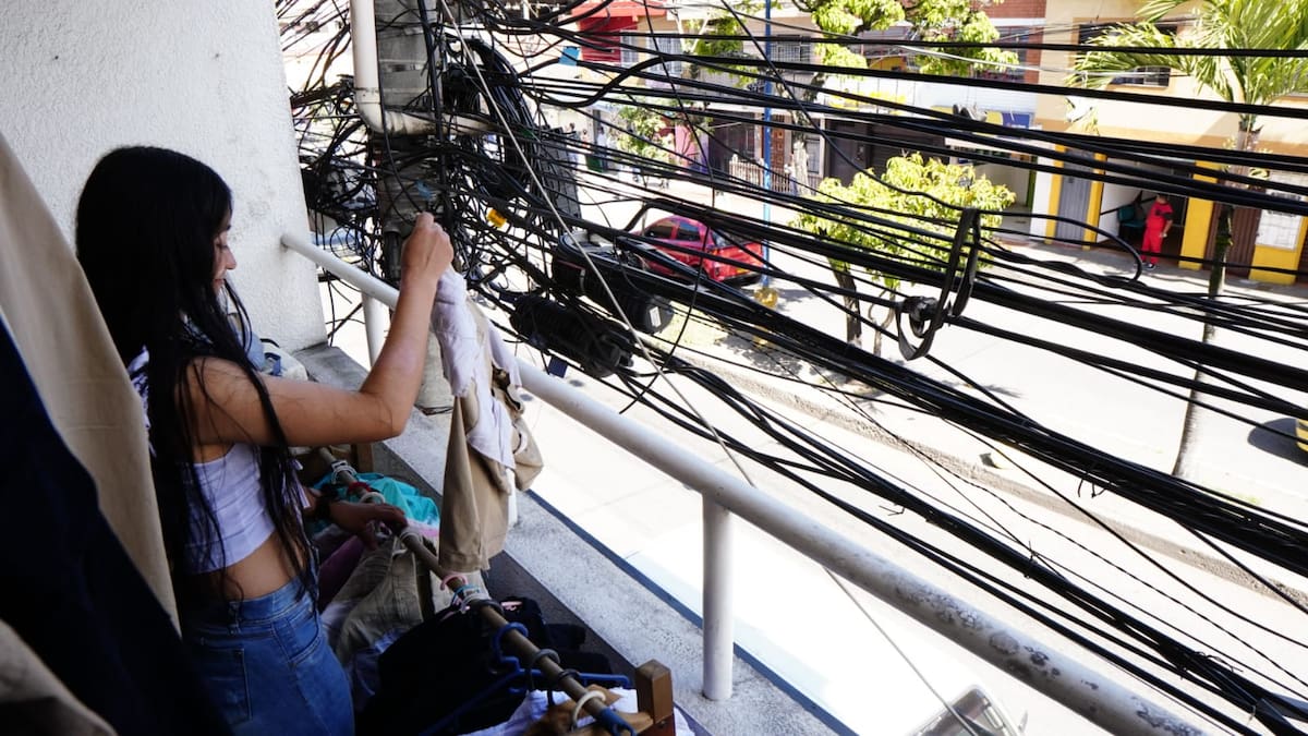 Los cables están enredados en las propias casas de la comunidad. (Foto: Marco Valencia / VANGUARDIA)