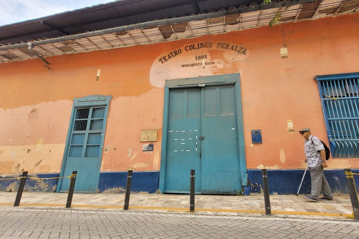Mientras los anuncios de restauración del Teatro Coliseo Peralta se multiplican, el deterioro continúa. (Foto: Franz Rey / VANGUARDIA)