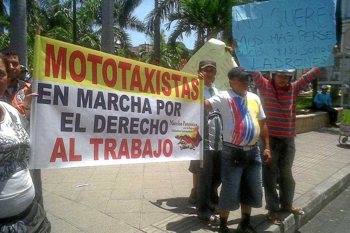 Mototaxistas protestaron en Bucaramanga por el derecho al trabajo.