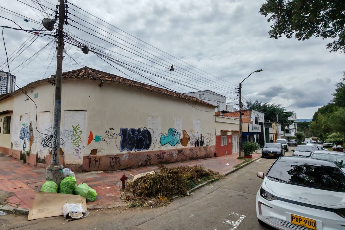 En la calle 55, del barrio Gómez Niño, muchas casas abandonadas son imanes para la suciedad y la delincuencia. (Foto: Marco Valencia/ VANGUARDIA)