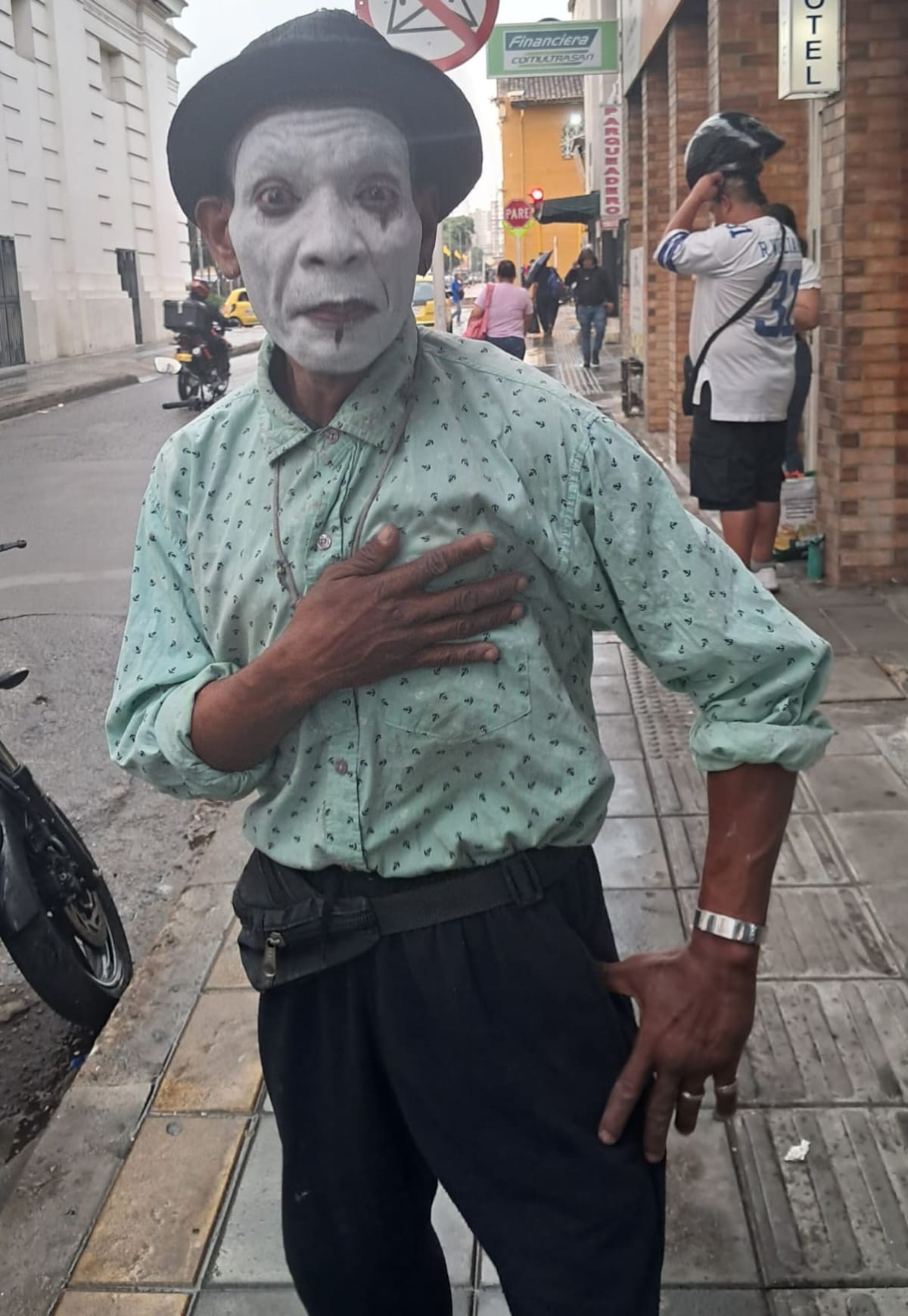 'Mascarita': una mano en el corazón y otra en el bolsillo.