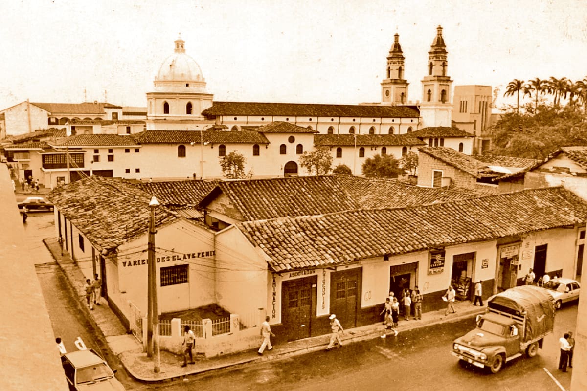 Este viejo registro muestra la cuadra que existía en la 'manzana' en donde hoy está la Plaza Cívica Luis Carlos Galán, entre las calles 35 y 36, de Bucaramanga. (Archivo/VANGUARDIA)