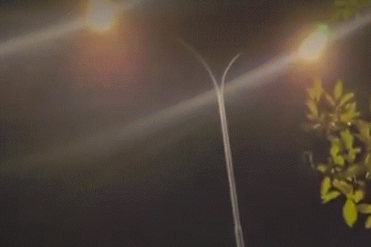 Por fin iluminaron la calle 45. (Foto tomada de video)