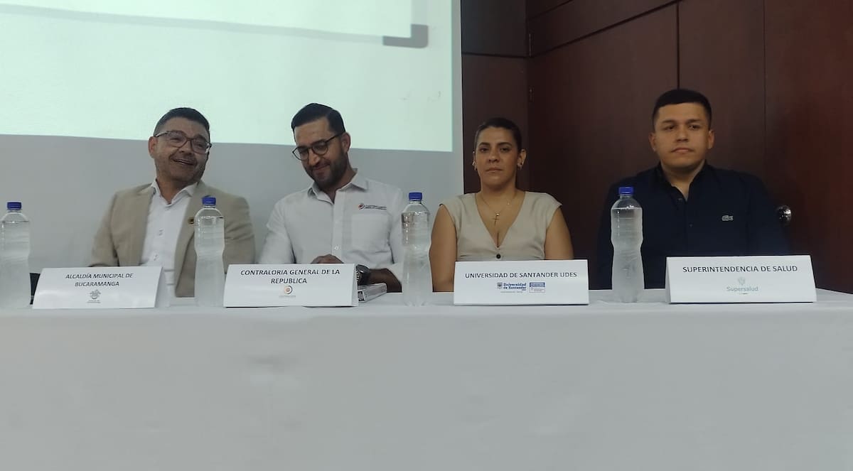En el auditorio Gustavo Liévano de la Cámara de Comercio, el vicecontralor general Carlos Mario Zuluaga Pardo escuchó las principales inquietudes de los veedores ciudadanos en torno a las falencias en la entrega de medicamentos en Bucaramanga. Junto a él estuvieron voceros de la Alcaldía de Bucaramanga, la Universidad de Santander y la Superintendencia de Salud. (Foto: Euclides Kilô Ardila / VANGUARDIA)