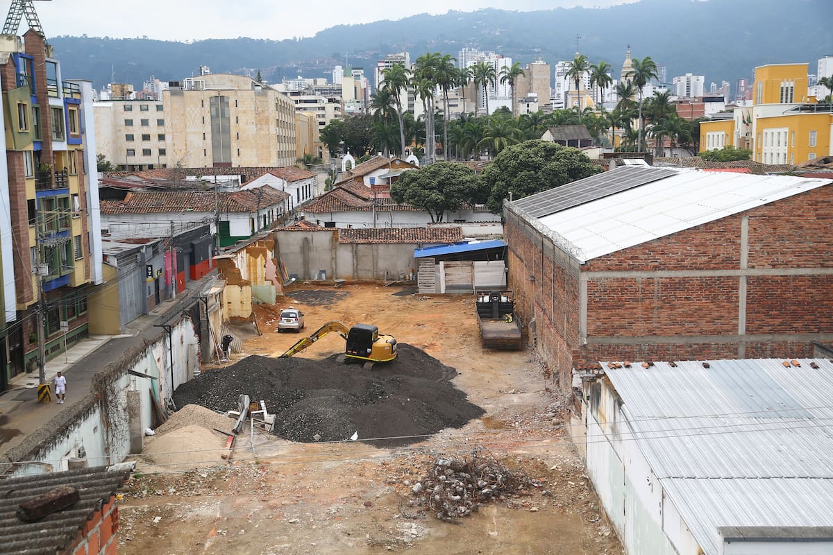 La ley establece que en un radio de al menos 100 metros alrededor de la Casa Natal de Custodio García Rovira no puede adelantarse ningún tipo de construcción. Sin embargo, en la actualidad se adelantan labores de remoción de tierras y otras obras en ese mismo lugar. ¿Y dónde están las autoridades? (Foto: Jaime Moreno / VANGUARDIA)