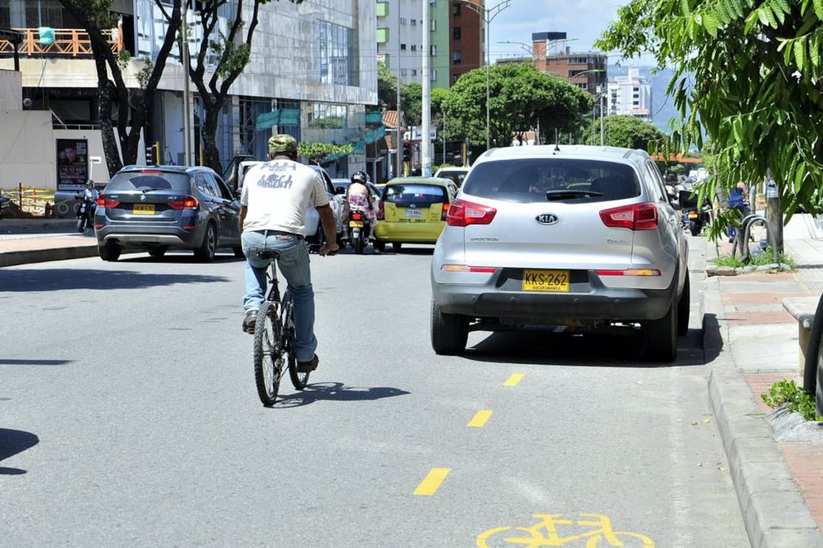 ¿Se les da prioridad a los carros antes que a las bicicletas?