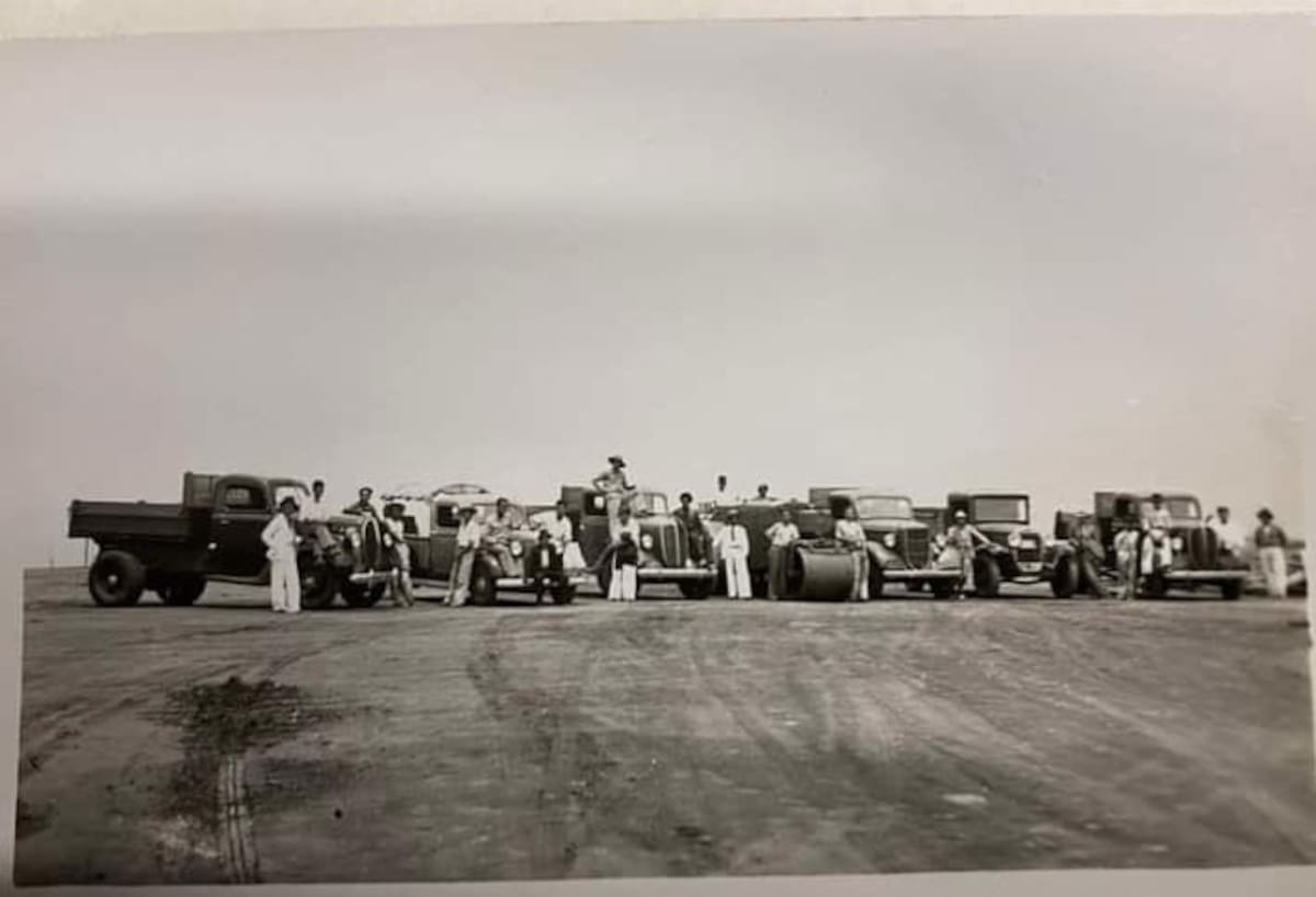 Con aplanadoras y muchos esfuerzos se adecuaron las bases de lo que sería el estadio Alfonso López. (Archivo/VANGUARDIA)