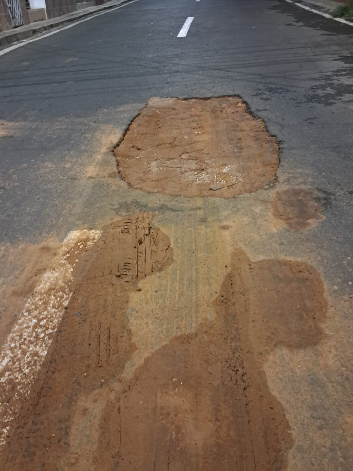 Tremendo 'cráter' de la calle 35 con carrera 7. (Foto suministrada / Carlos Rodríguez / VANGUARDIA)
