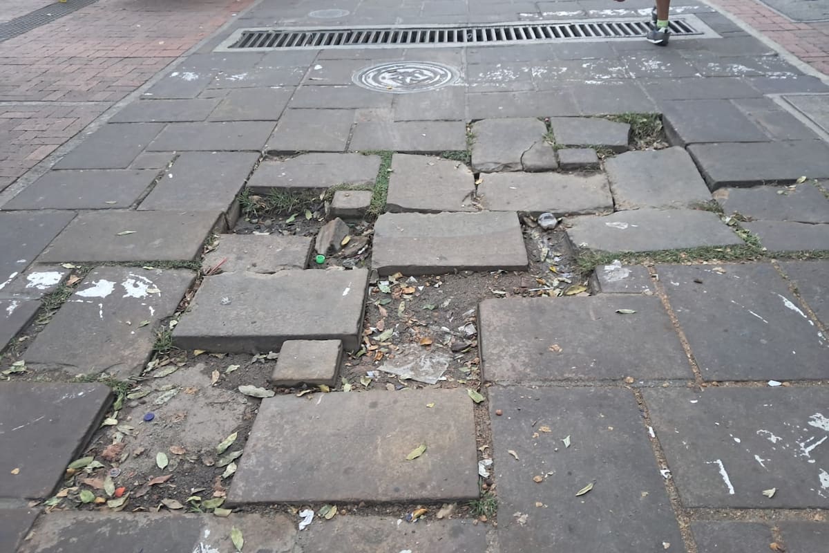 Caminar por el Paseo del Comercio se ha convertido en un riesgo para los peatones. (Foto suministrada / VANGUARDIA)