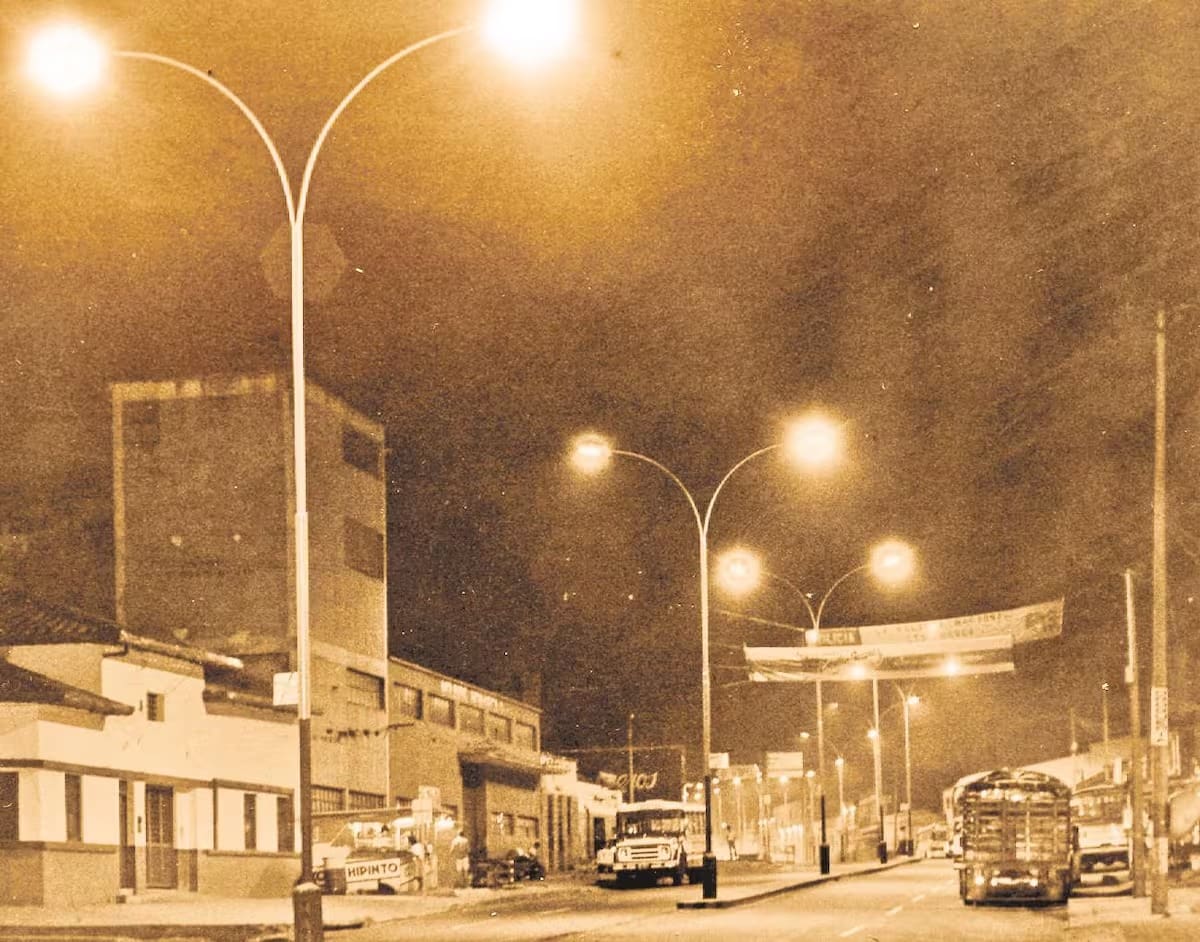 Estas fueron unas de las primeras farolas que iluminaron a la carrera 15. Gracias al fluido eléctrico, la actividad nocturna de ese trayecto vial tomó más protagonismo. (Archivo/VANGUARDIA)