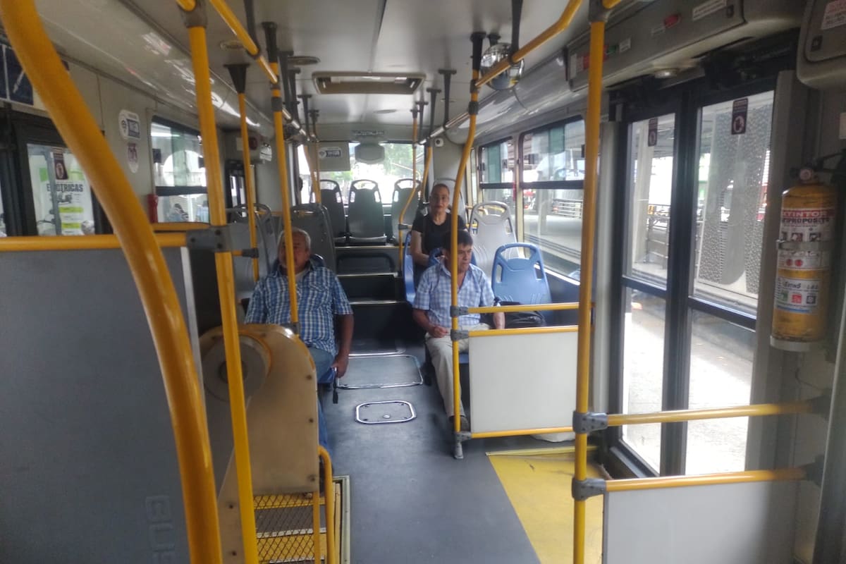 Pocos usuarios utilizan los buses padrones del SITM. (Foto: Franz Rey / VANGUARDIA)