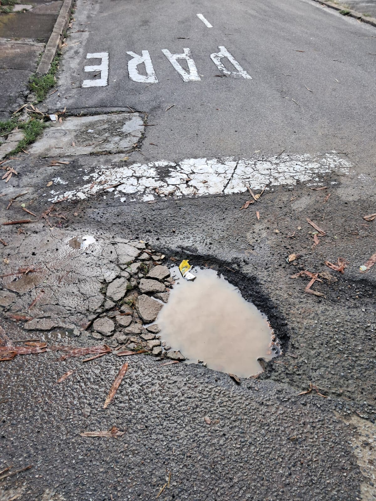 Hueco empeora movilidad y preocupa a vecinos. (Foto suministrada por José Molinares/VANGUARDIA)