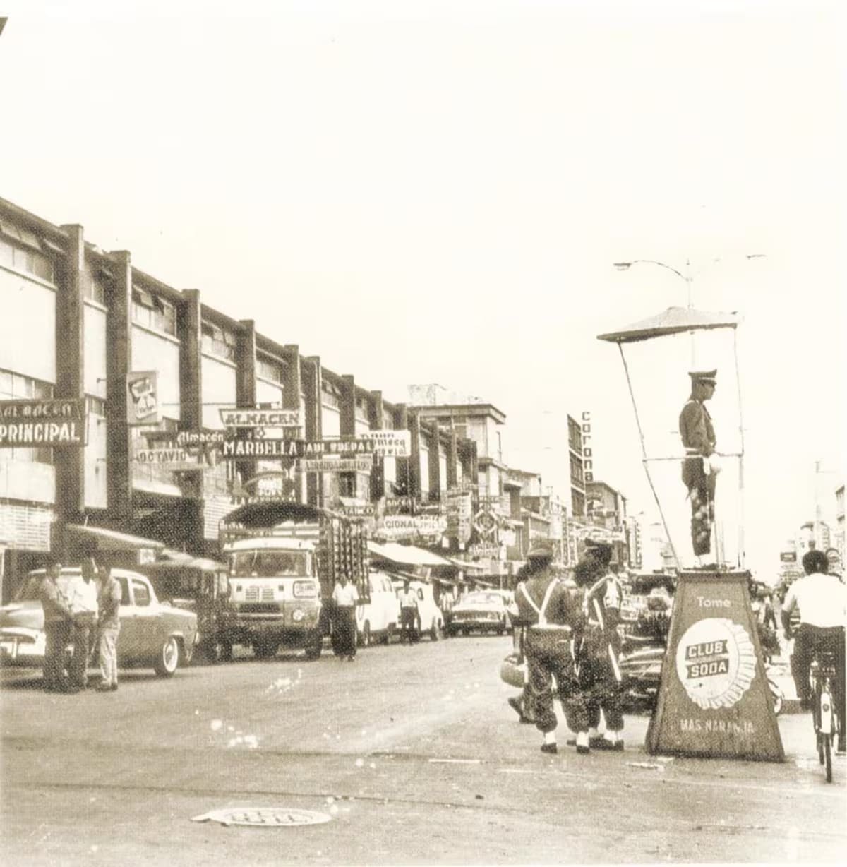 A comienzos de los años 60, los ‘semáforos’ eran de ‘carne y hueso’
y trabajaban en la carrera 15. Ellos, bien uniformados, se subían a unas singulares casetas y controlaban el supuesto ‘caos’ vial. (Archivo / VANGUARDIA)
